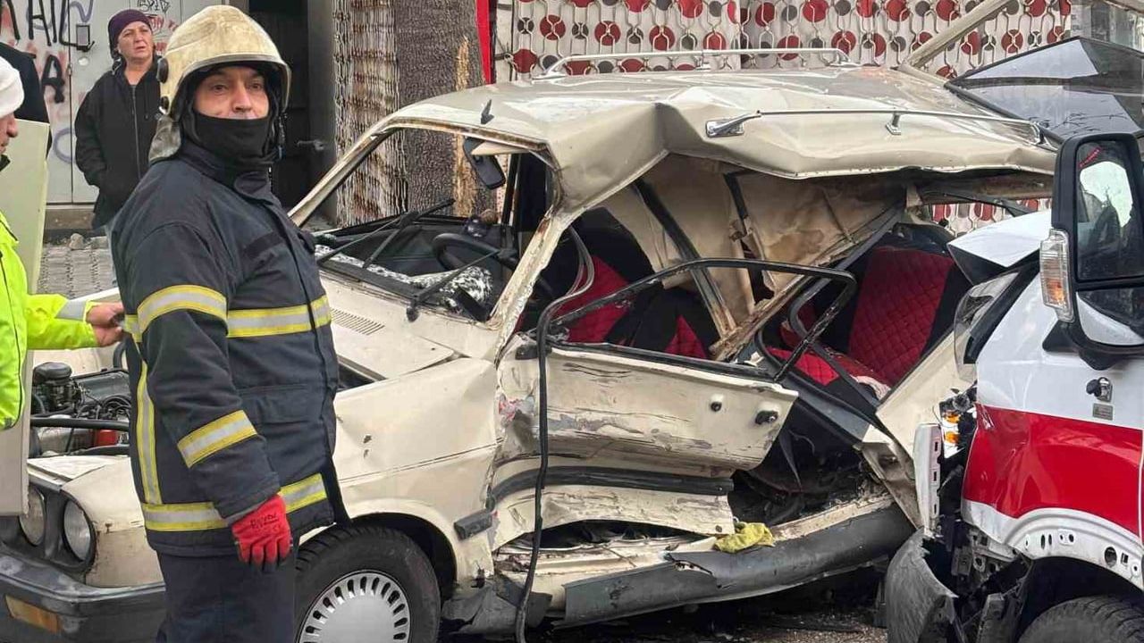 Isparta'da Ambulansla Çarpışan Otomobil Hurdaya Döndü