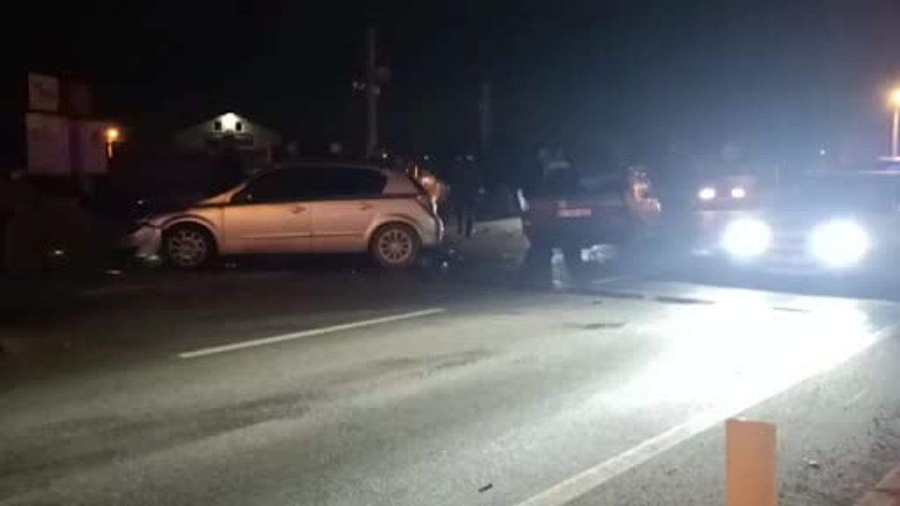 Isparta'da Otomobil Kazası: Sürücüler Hafif Yaralandı