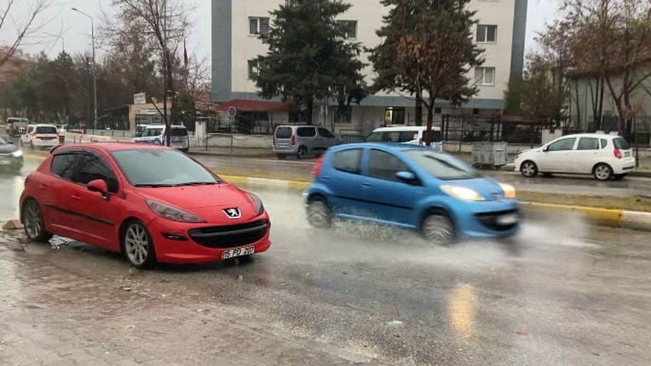 Isparta'da Sağanak Yağış ve Fırtına Hayatı Olumsuz Etkiledi