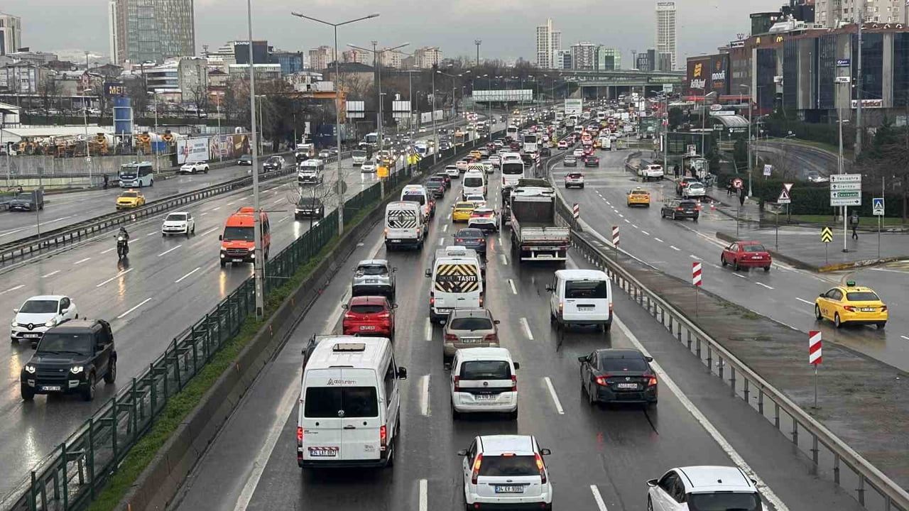 İstanbul Anadolu Yakası'nda Trafik Yoğunluğu Yüzde 60'a Ulaştı