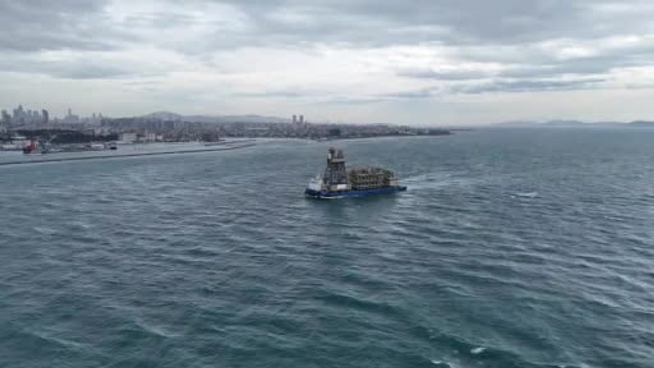 İstanbul Boğazı'ndan Geçen Dev Platform Gemisi