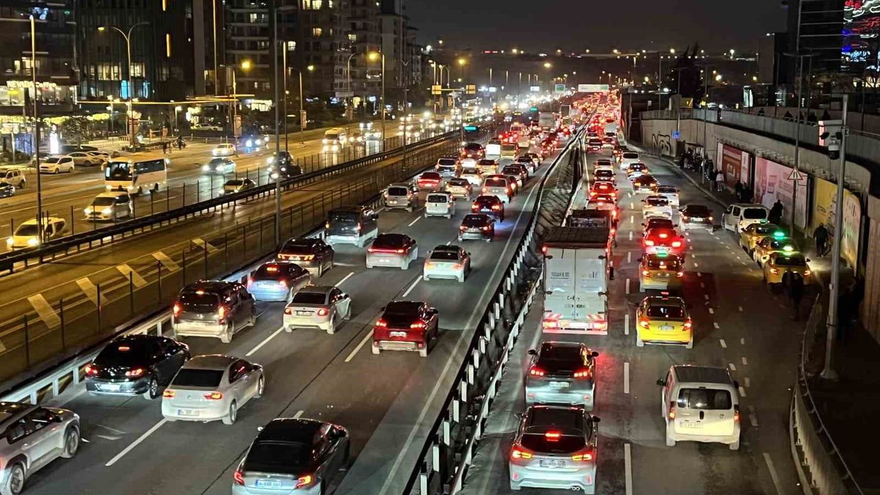 İstanbul'da Akşam Trafik Yoğunluğu Zirveye Ulaştı