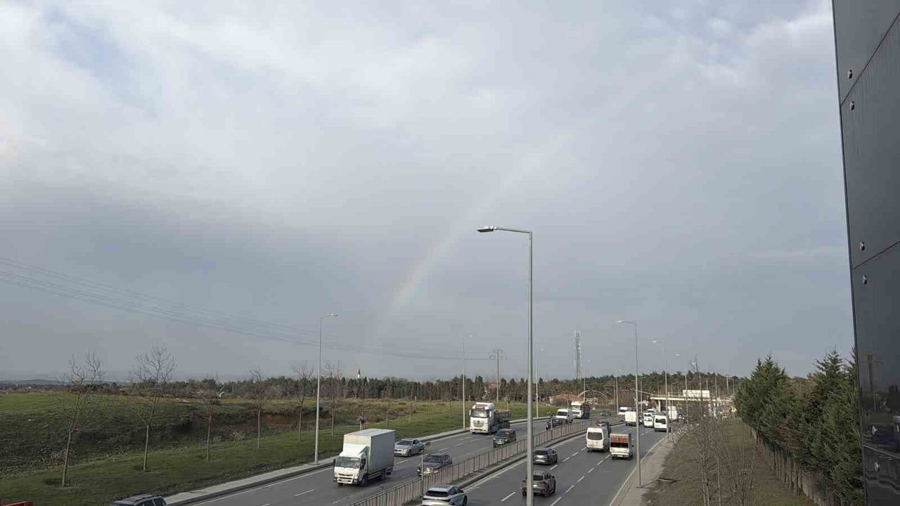 İstanbul'da Gökkuşağı Trafiği Renklendirdi