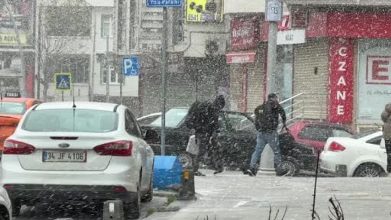 İstanbul'da Kar Yağışı Etkili Oluyor