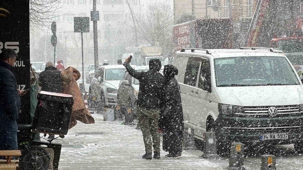 İstanbul'da Kar Yağışı Etkisini Artırdı