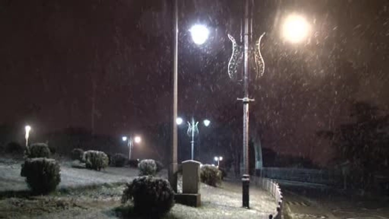 İstanbul'da Kar Yağışı Etkisini Gösterdi