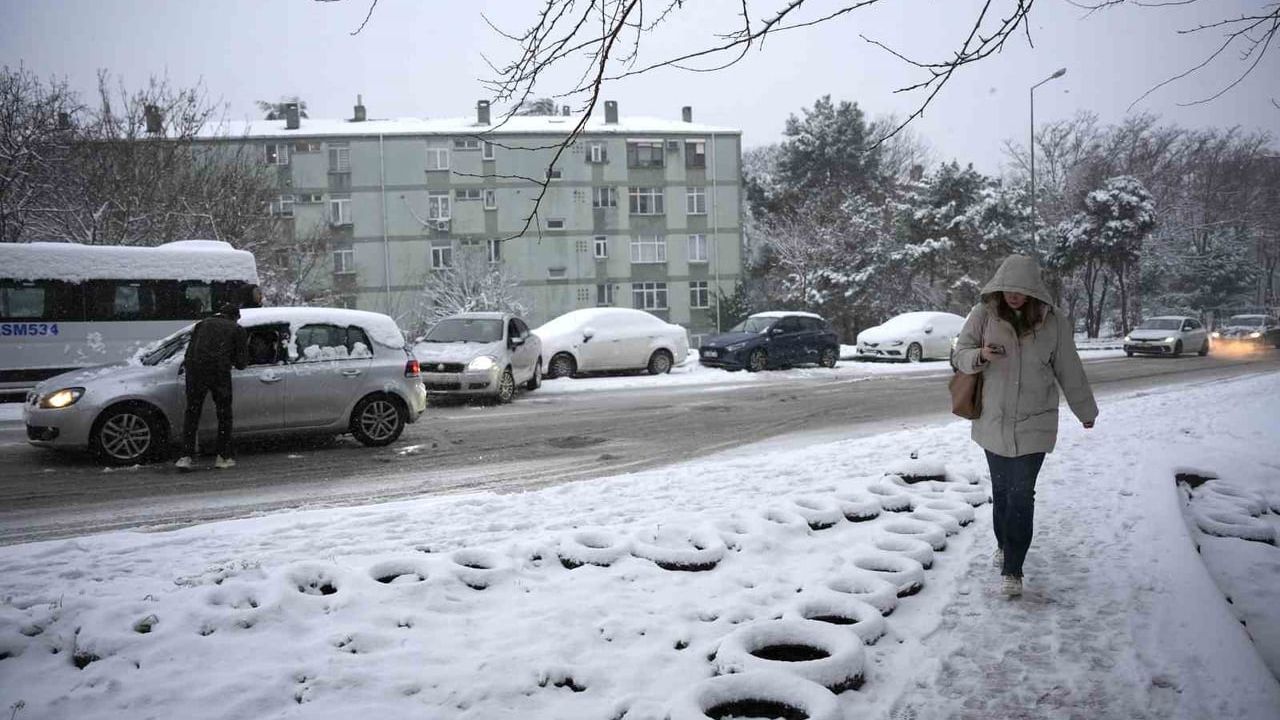 İstanbul'da Kar Yağışı Etkisini Gösteriyor