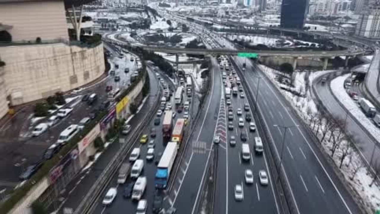 İstanbul'da Kar Yağışı Sonrası TEM Otoyolu'nda Trafik Yoğunluğu