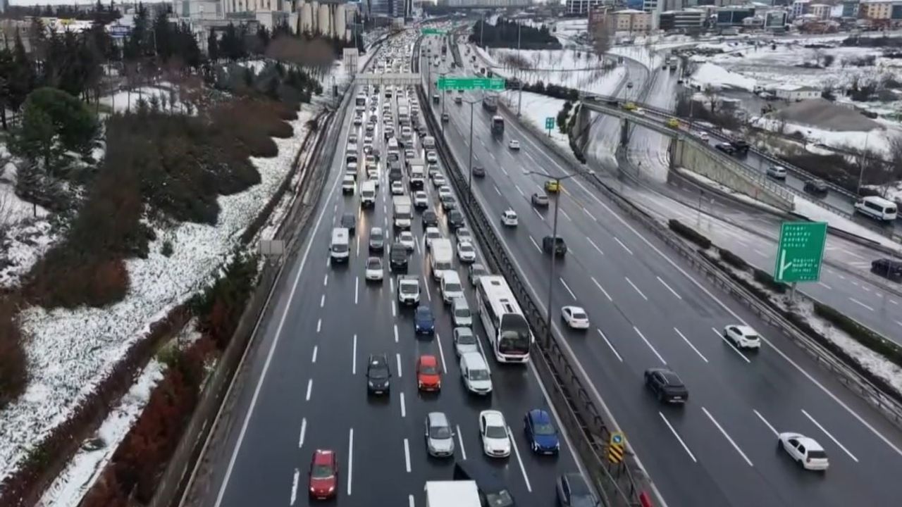 İstanbul'da Kar Yağışı Trafiği Olumsuz Etkiledi