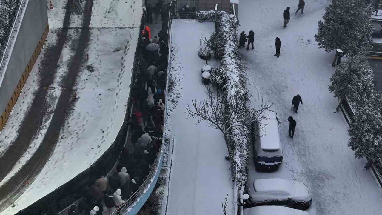 İstanbul'da Kar Yağışı Zorluklar Yarattı