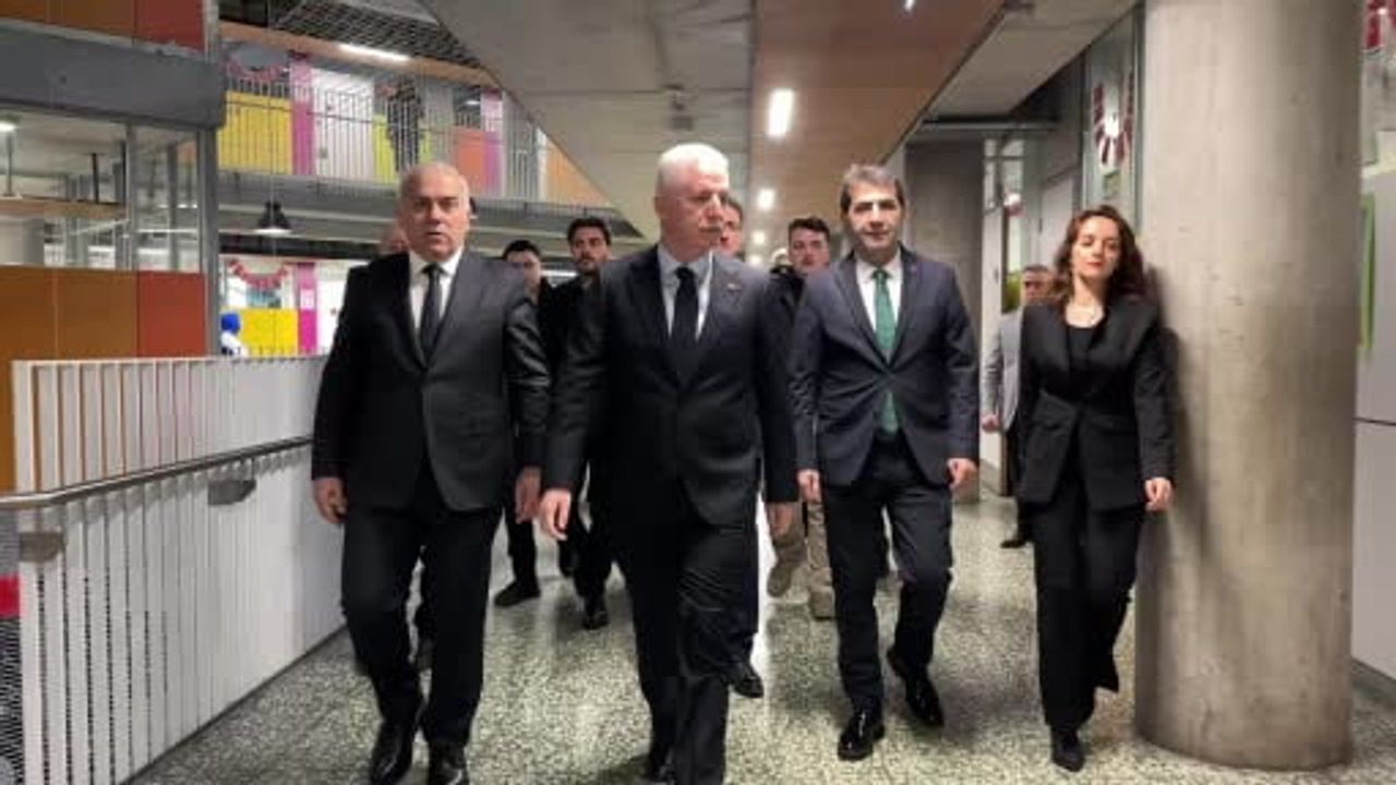 İstanbul'da Karne Heyecanı: Vali Davut Gül Öğrencilerle Bir Araya Geldi