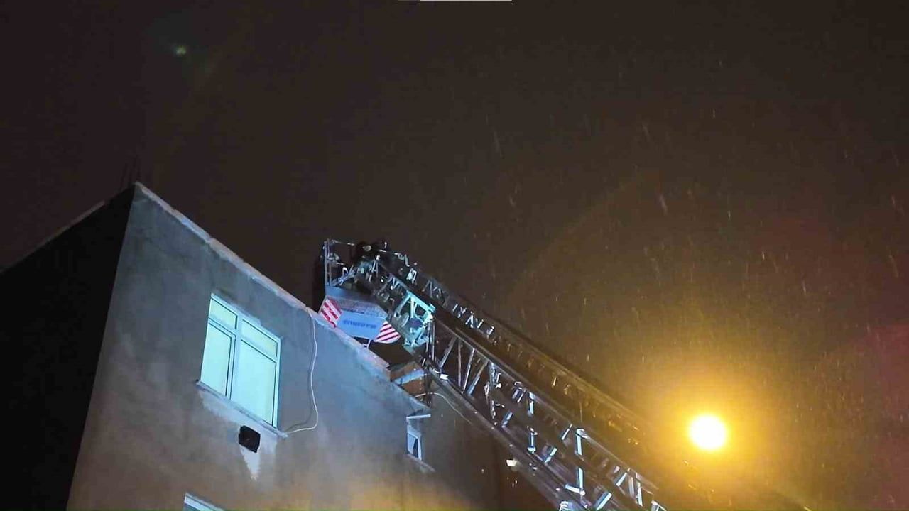 İstanbul'da Kuş Beslerken Çatıda Mahsur Kalan Gençler Kurtarıldı