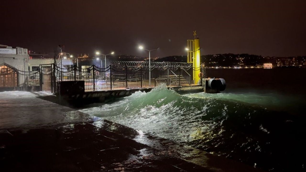 İstanbul'da Kuvvetli Rüzgar Sahilleri Vurdu