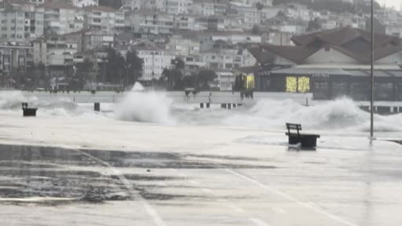 İstanbul'da Lodos Etkisiyle Deniz Seferleri İptal