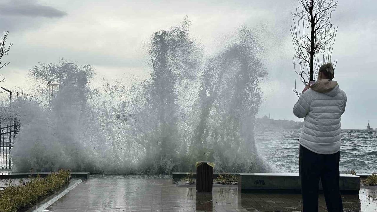 İstanbul'da Lodosun Etkisiyle Dev Dalgalar Oluştu