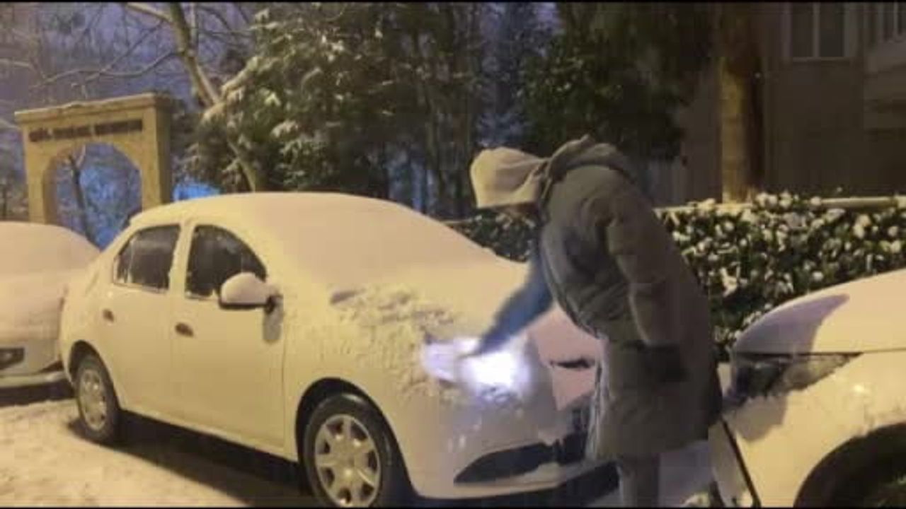 İstanbul'da Sabah İşe Gidenler Karla Mücadele Ediyor