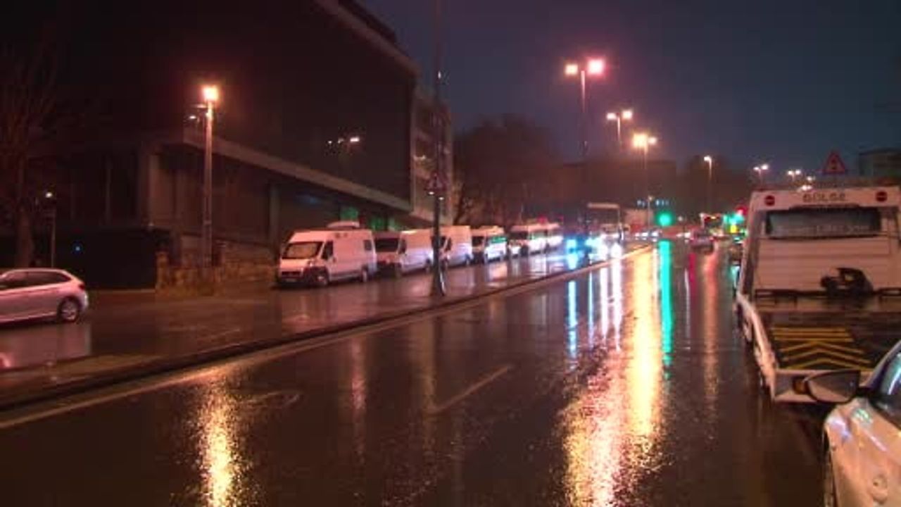 İstanbul'da Şiddetli Fırtına ve Yağmur Etkili Oldu