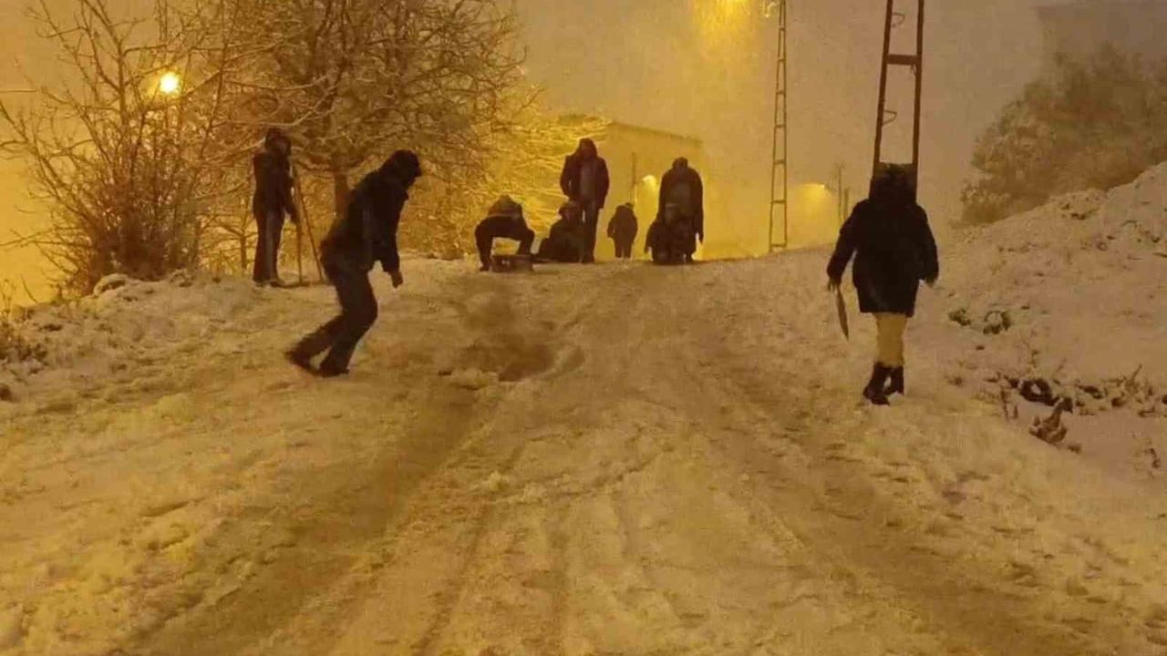 İstanbul'un Beyaz Sokakları: Çocuklar İçin Kar Eğlencesi
