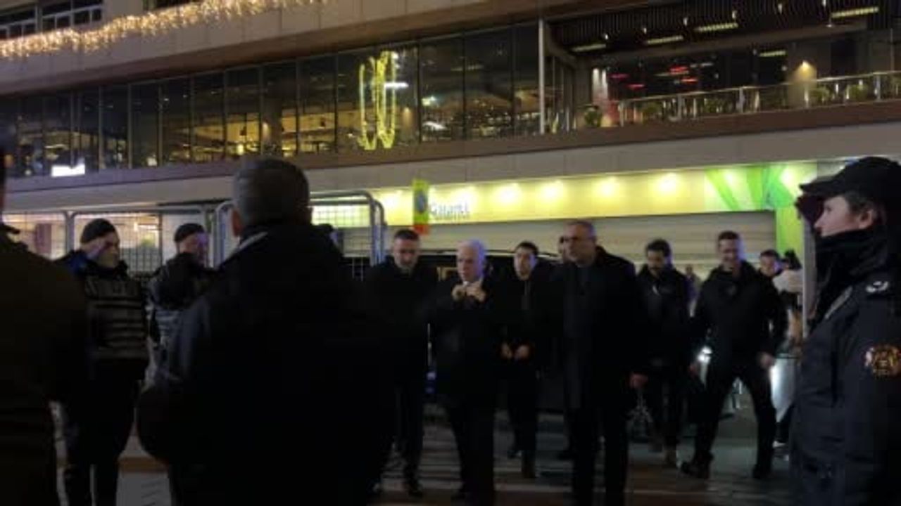 İstanbul Valisi Gül ve Emniyet Müdürü Yıldız, Taksim'deki Denetim Noktasını Ziyaret Etti