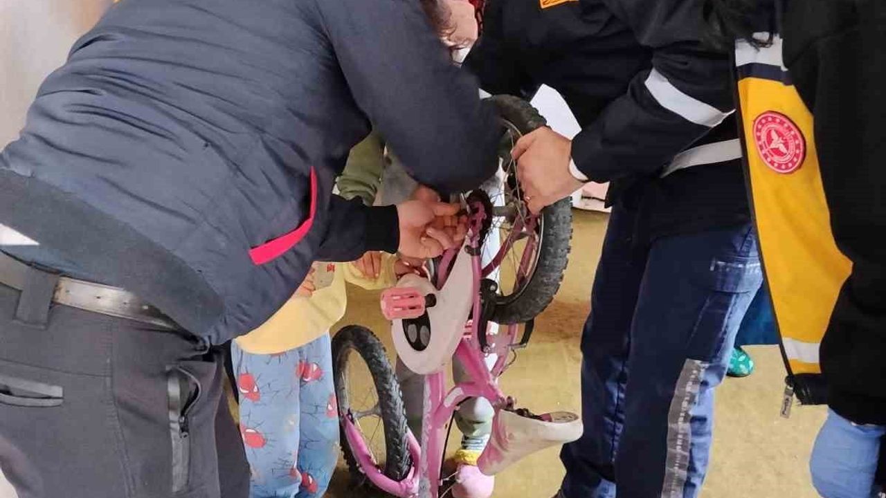 İtfaiye Ekipleri Bisiklet Zincirine Sıkışan Çocuğu Kurtardı