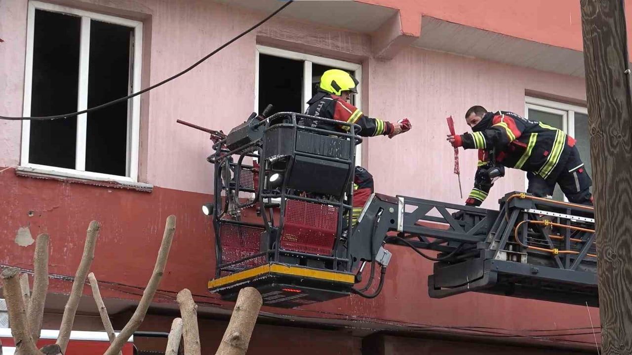 İtfaiye Ekiplerinden Türk Bayrağına Saygı Duruşu