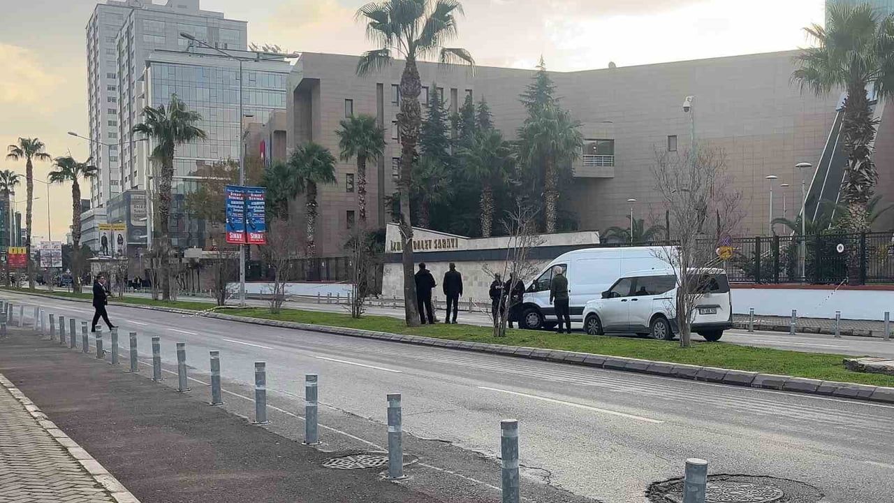 İzmir Adliyesi'nde Şüpheli Paket Paniği Yaşandı