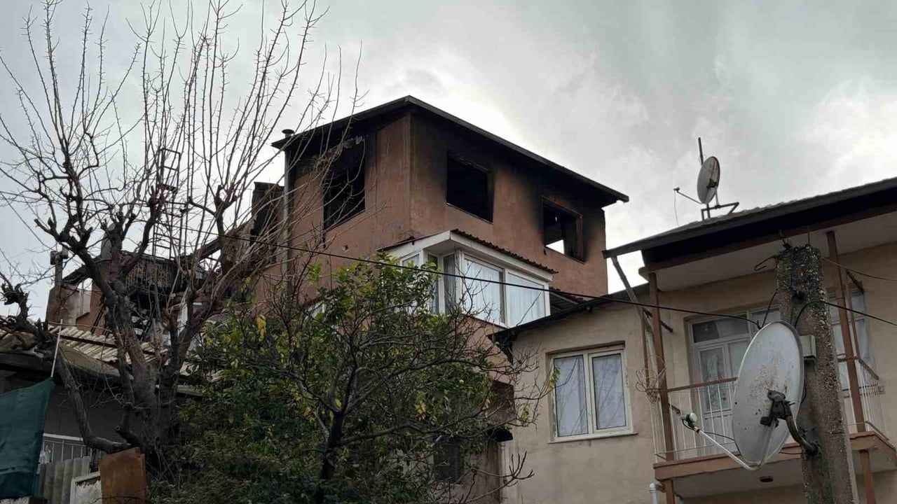 İzmir Bayraklı'da Çatı Katında Yangın Çıktı