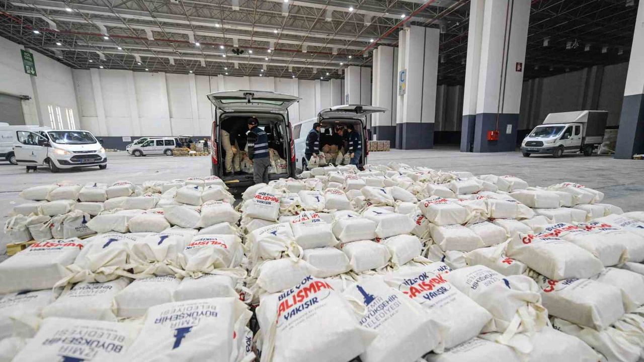 İzmir Büyükşehir Belediyesi Kahvaltı Paketi Dağıtımını Başlattı