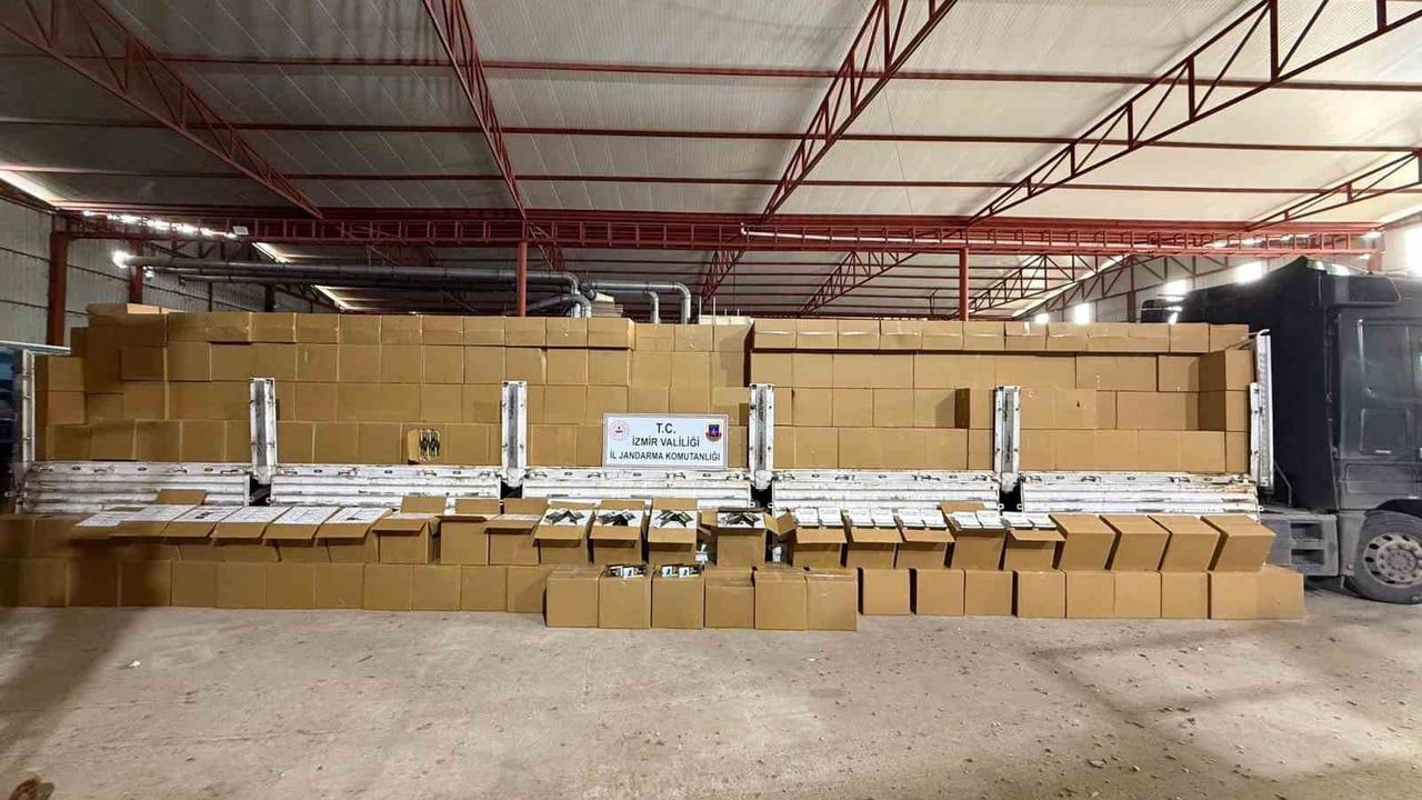 İzmir'de 12 Milyondan Fazla Kaçak Makaron Ele Geçirildi