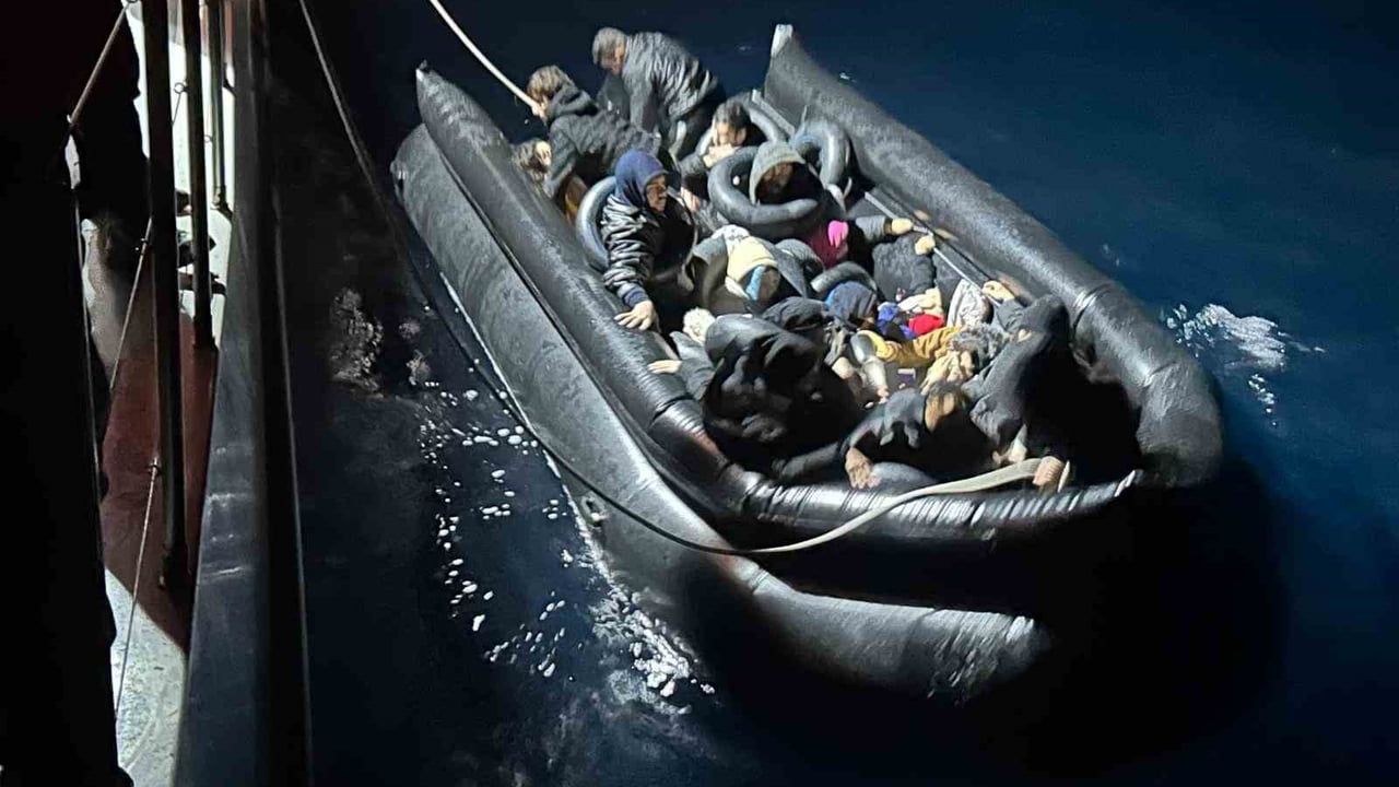 İzmir'de Düzensiz Göçmen Operasyonu: 33 Kurtarıldı, 17 Yakalandı