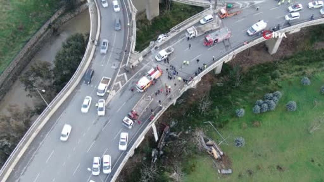 İzmir'de Freni Boşalan Kamyon Kazası: 3 Yaralı