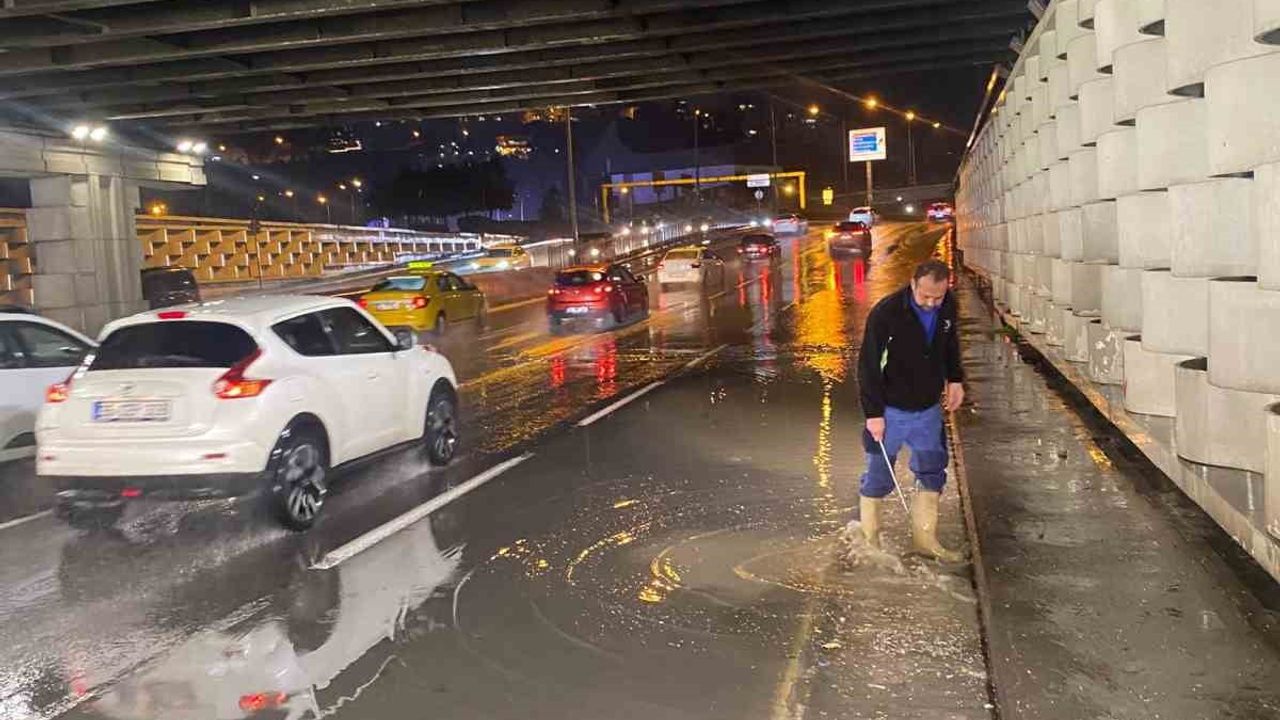 İzmir'de Gece Yağışları: Ekipler Alarmda