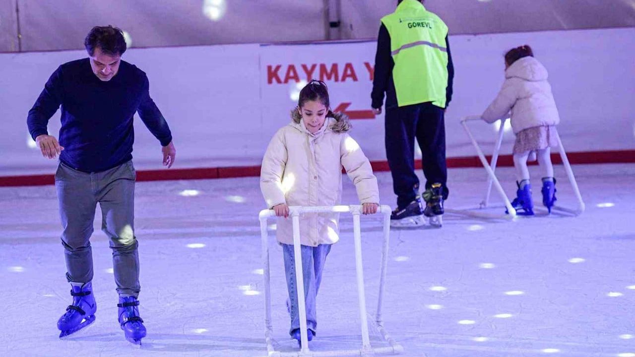 İzmir'de Kış Eğlencesi: Buz Pistleri