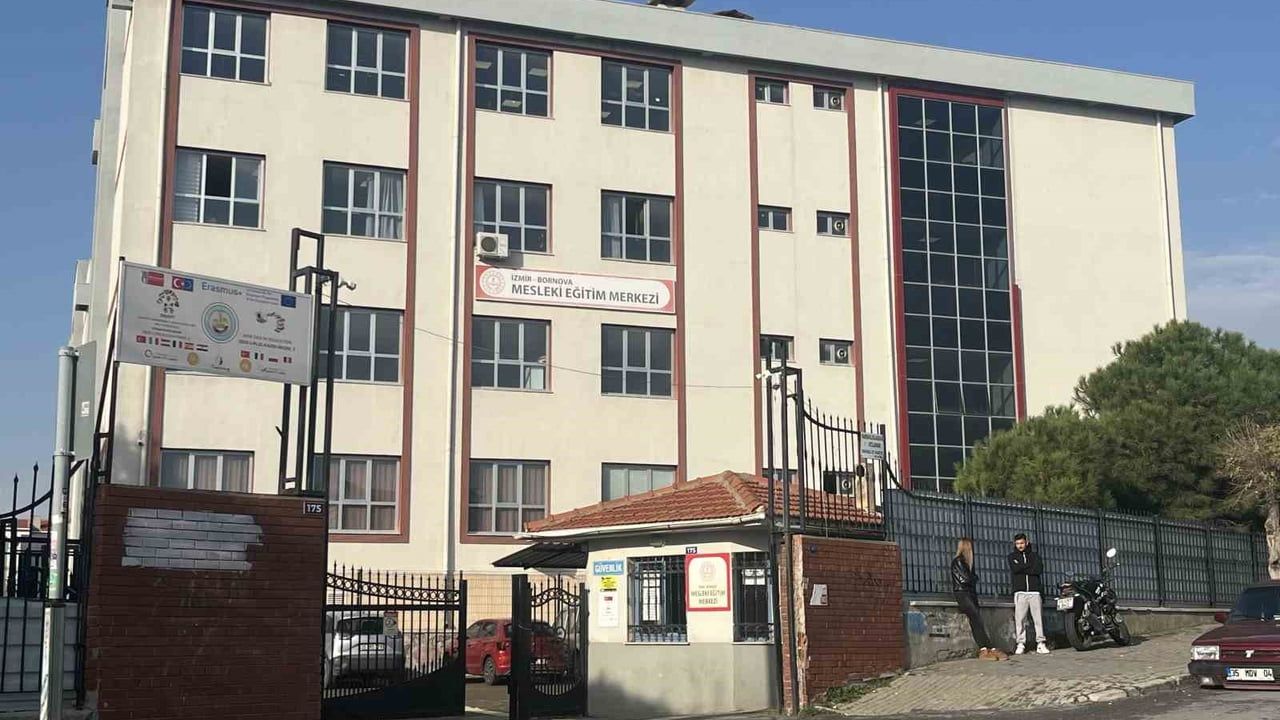 İzmir'de Öğretmen Gözaltına Alındı: İnsan Ticareti İddiası