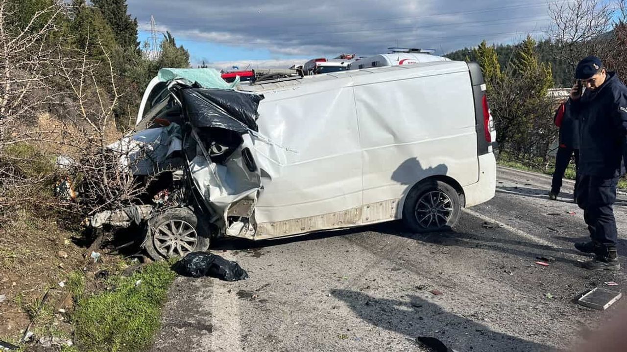 İzmir'de Otobüs ve Panelvan Çarpıştı: 1 Ölü, 8 Yaralı