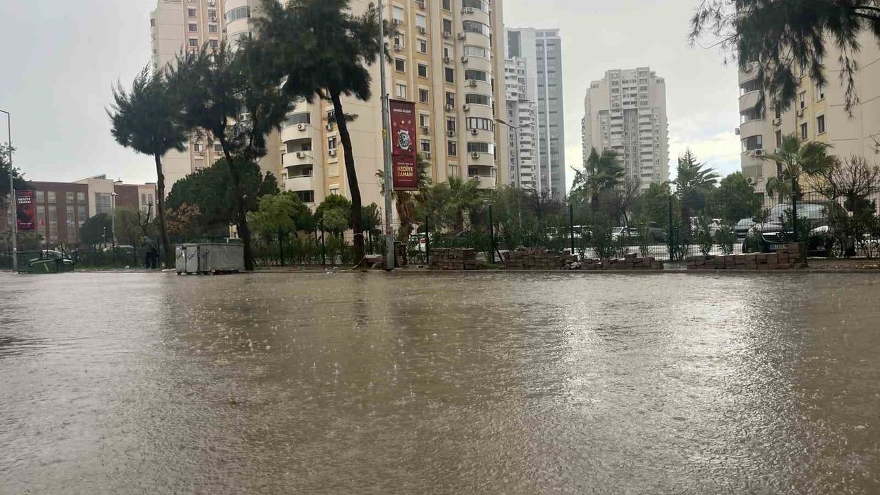 İzmir'de Sağağız ve Fırtına Hayatı Olumsuz Etkiledi