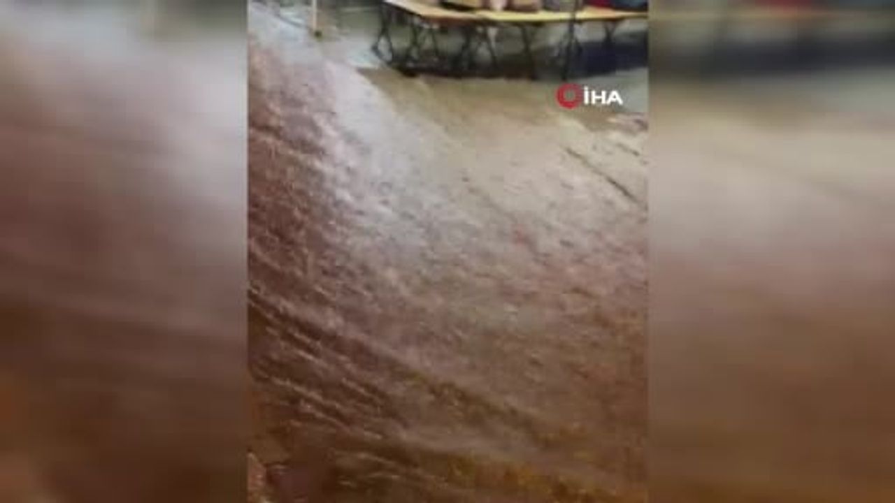 İzmir'de Sağanak Yağış Hayatı Olumsuz Etkiliyor