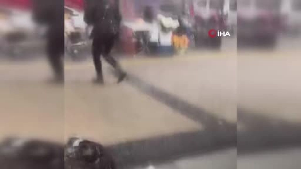 İzmir'de Sağanak Yağış ve Fırtına Hayatı Felç Etti