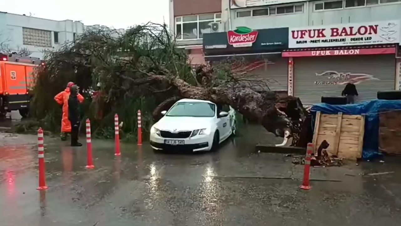 İzmir'de Sağanak Yağış ve Fırtına Yaşamı Olumsuz Etkiledi