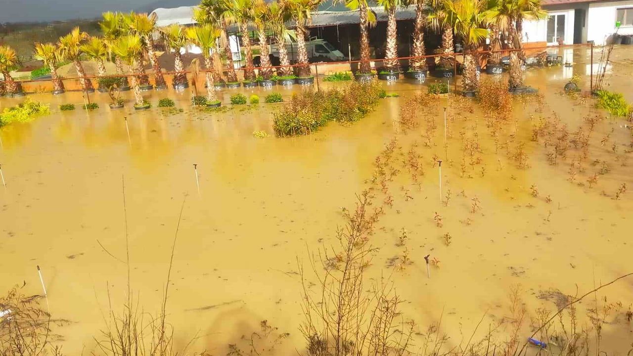 İzmir'de Sağanak Yağışlar Hayatı Olumsuz Etkiledi