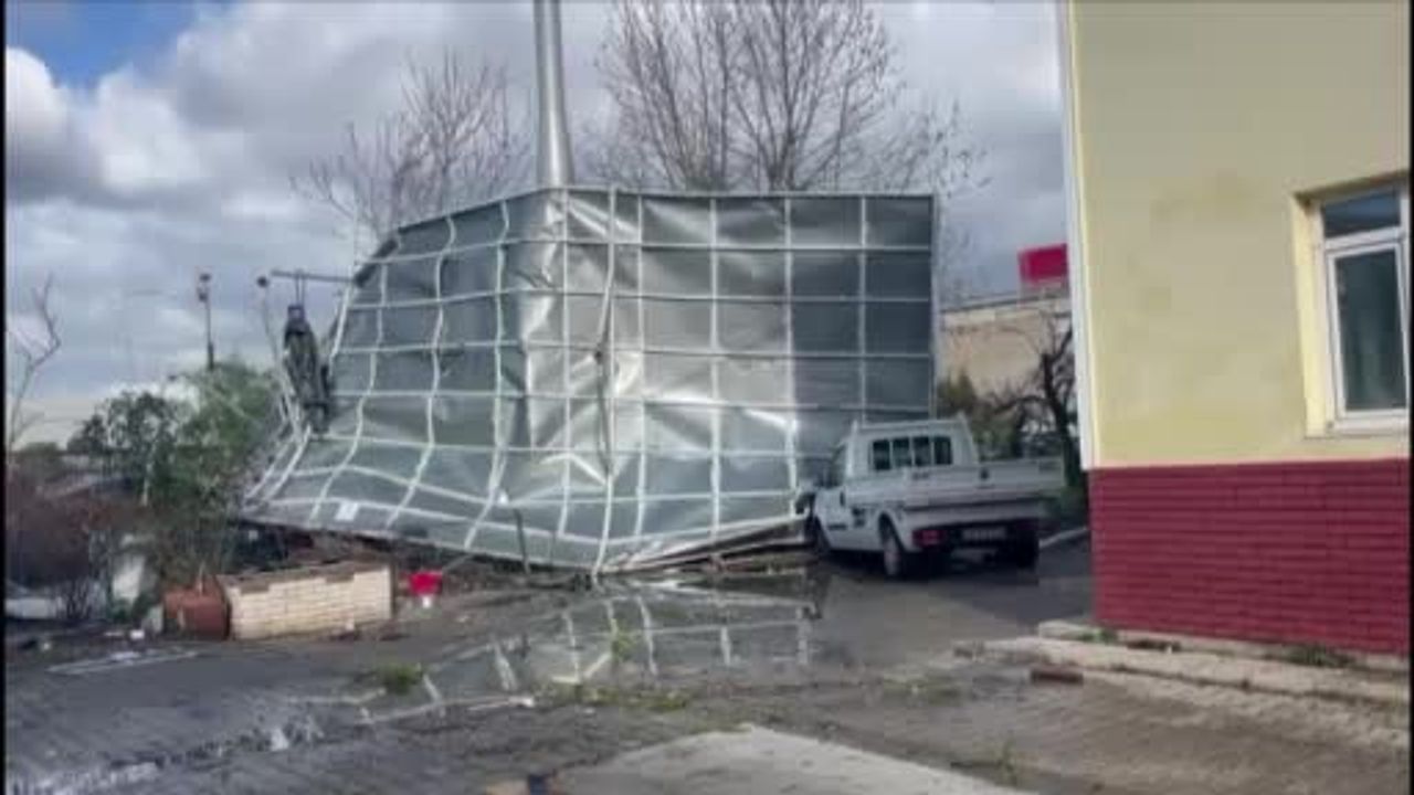 İzmir'de Şiddetli Fırtına ve Sağanak Yağışın Bilançosu