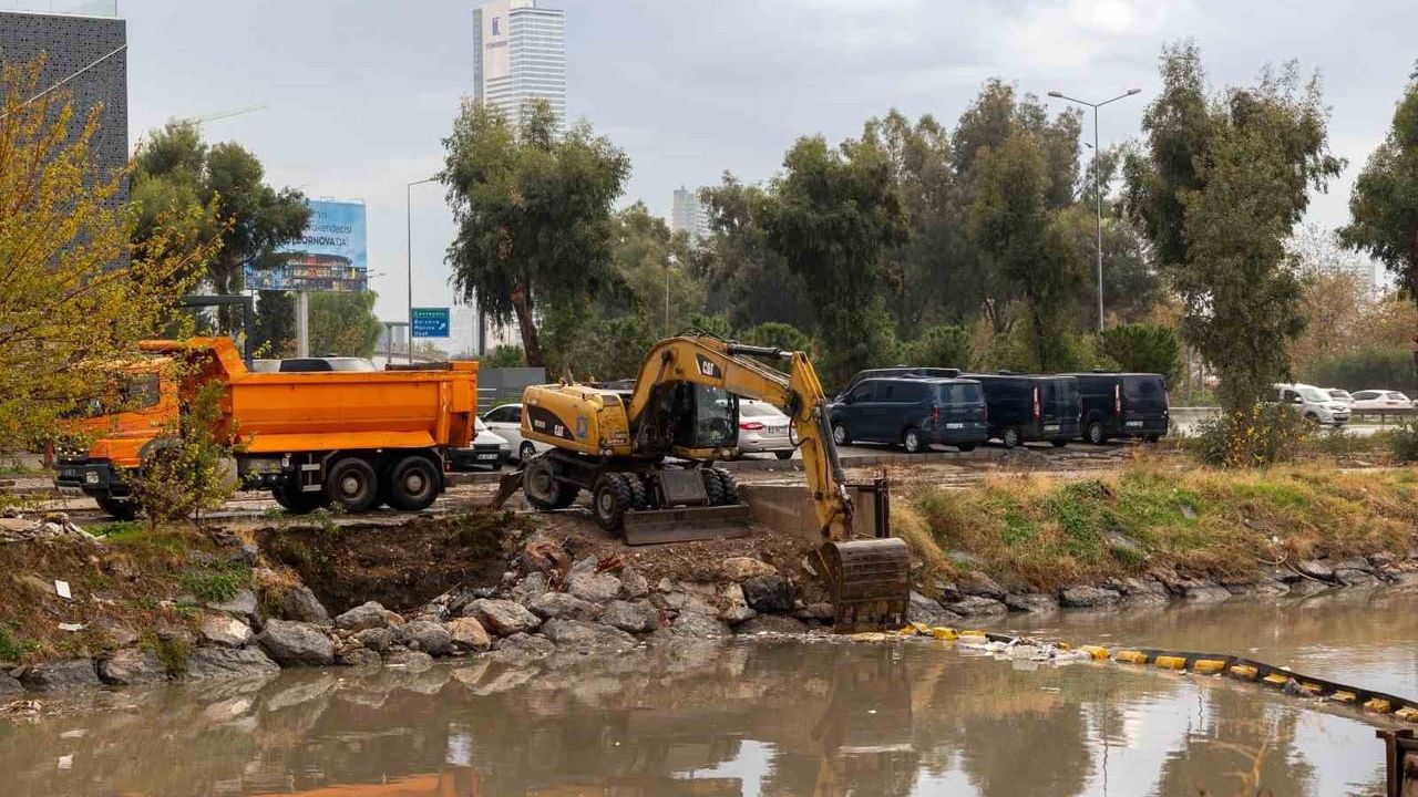 İzmir'de Şiddetli Yağış ve Fırtına Etkisiyle Su Baskınları