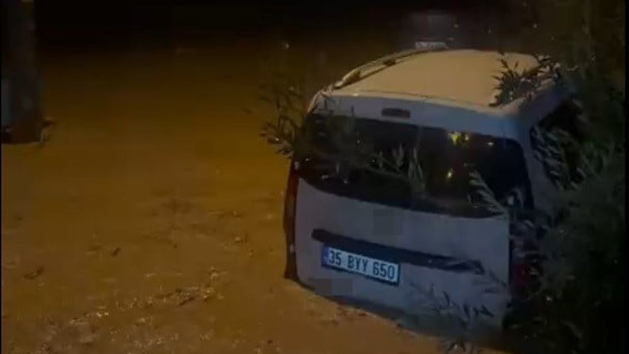 İzmir'de Şiddetli Yağış ve Fırtına Hayatı Olumsuz Etkiledi