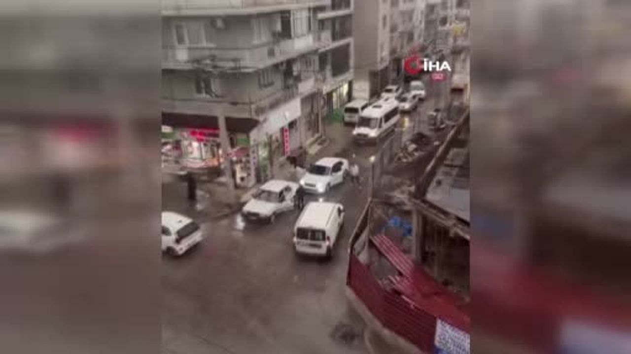 İzmir'de Trafik Kavgası: Saldırı Kameralara Yansıdı