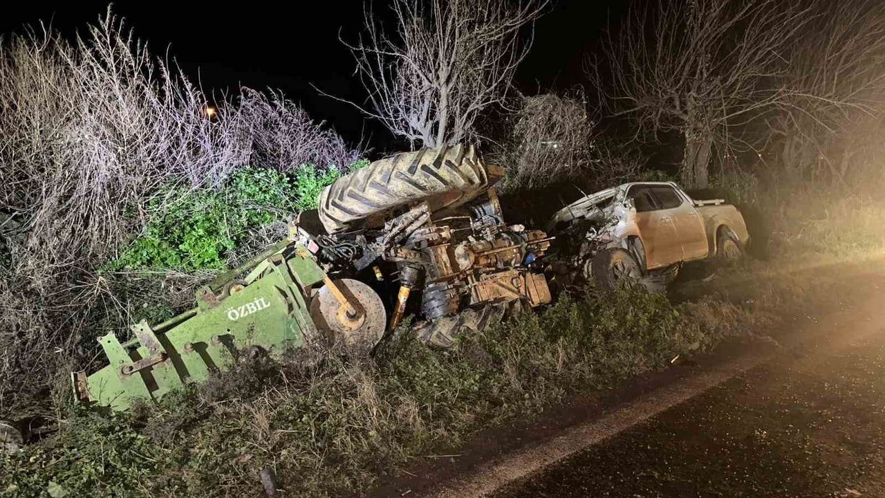 İzmir'de Trafik Kazası: Pikap Traktöre Çarptı