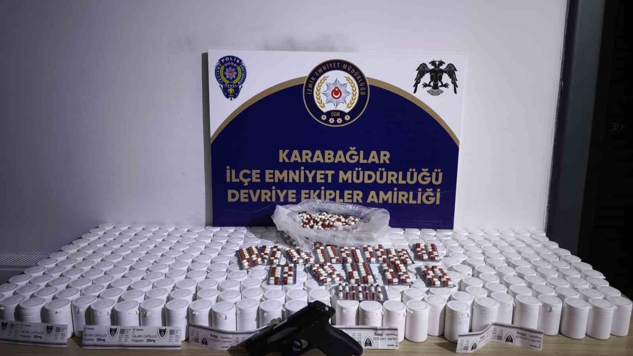 İzmir'de Uyuşturucu Operasyonu: 17 Bin 460 Hap Ele Geçirildi