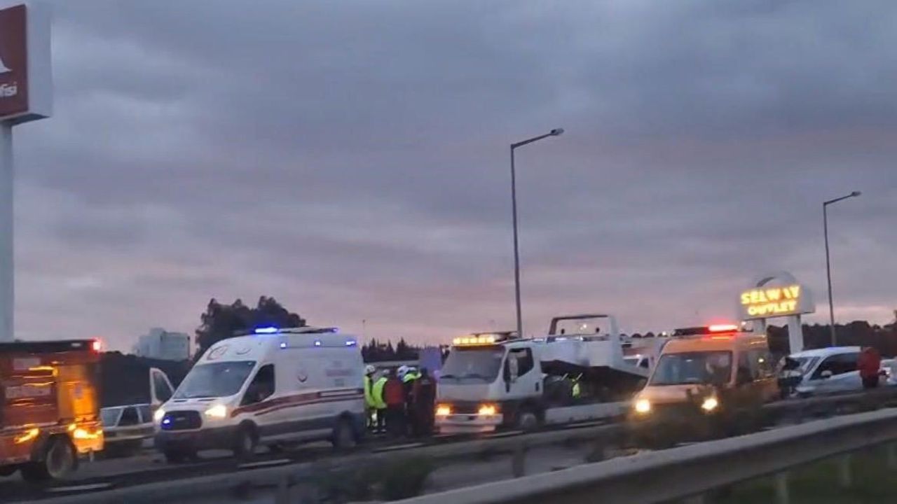İzmir'de Zincirleme Trafik Kazası: 7 Yaralı