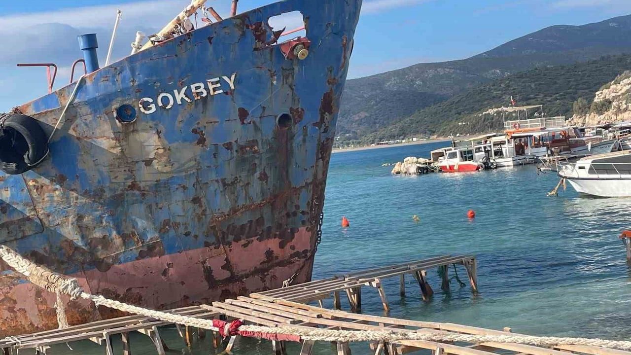 İzmir'deki Gökbey Gemisi Hakkında Kaçak Söküm Soruşturması