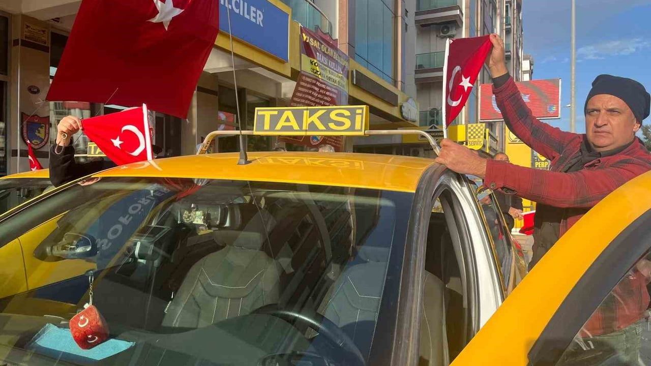 İzmir'den Türk Bayrağıyla Millî Birlik Konvoyu