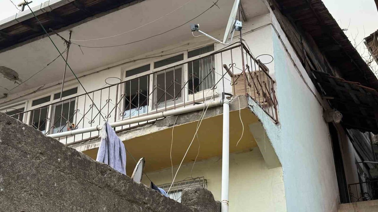 İzmit'te Fayansların Kabarması Sonrası Ev Tahliye Edildi